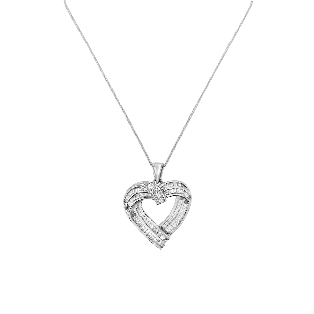 Collar con colgante de corazón de diamantes baguette de plata de ley de 7/8 quilates (I-J, I2-I3)