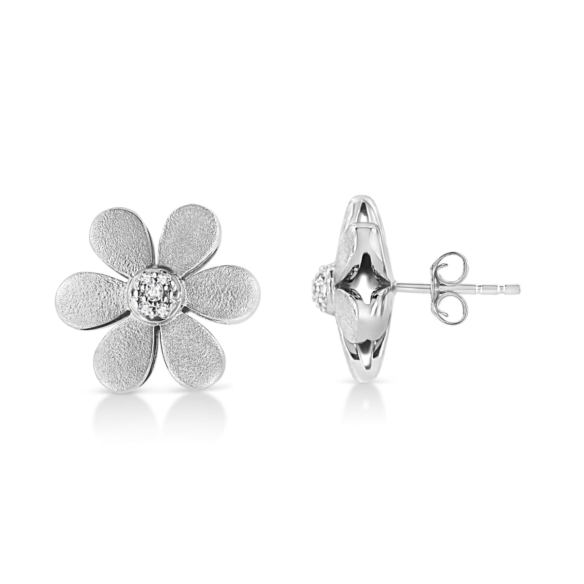 Arete tipo argolla con forma de flor y acento de diamante en plata de ley .925 con acabado mate (color I-J, claridad I1-I2)