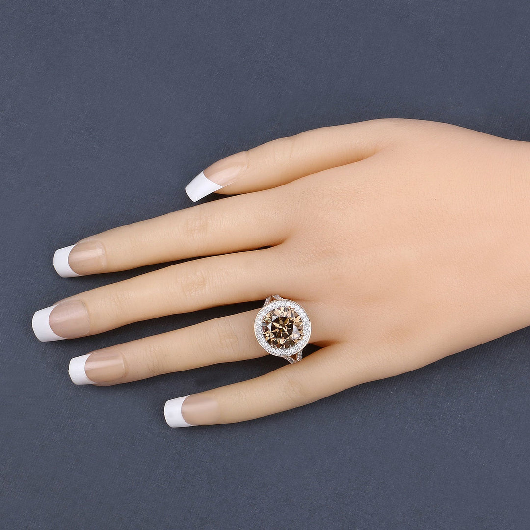 Anillo de oro amarillo de 18K con diamante marrón genuino certificado por IGI de 7.07 quilates y diamantes blancos de 0.64 quilates (7.71 quilates en total)