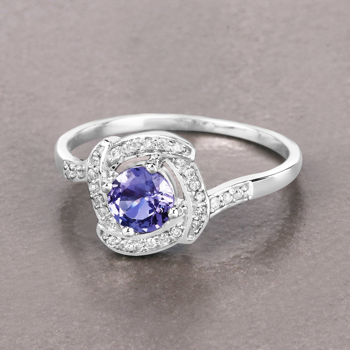 Anillo de oro blanco de 14K con tanzanita genuina de 0.55 quilates y diamantes blancos