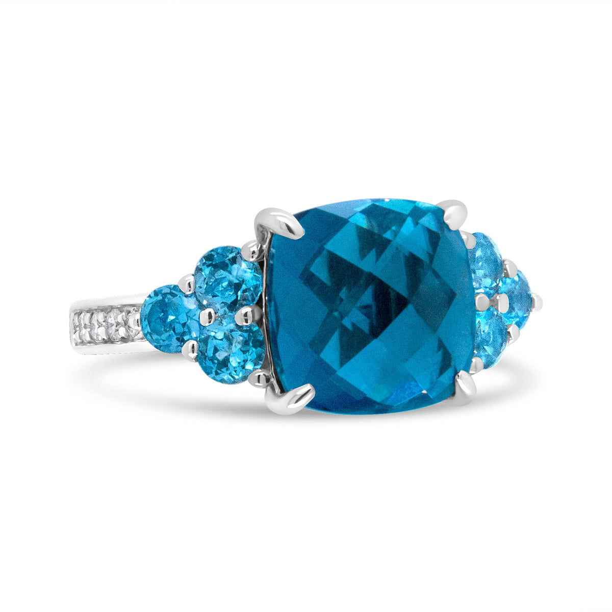 Anillo de oro blanco de 18K con topacio azul talla cojín de 10 mm y diamantes de 1/6 Cttw estilo tres piedras (color F-G, claridad VS1-VS2) - Talla 6.5