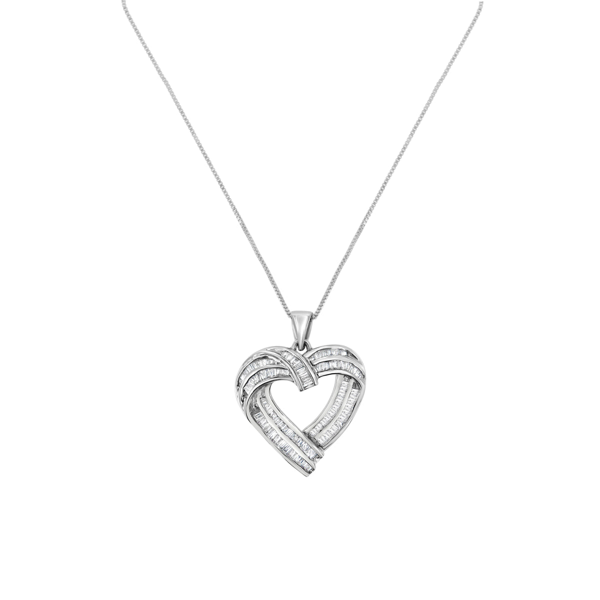 Collar con colgante de corazón de diamantes baguette de plata de ley de 7/8 quilates (I-J, I2-I3)