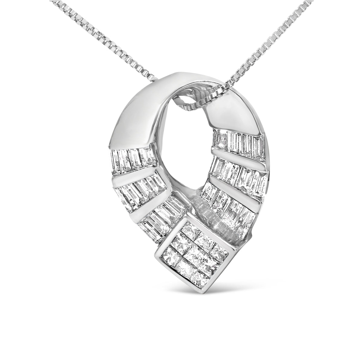 Collar con colgante ovalado curvo de oro blanco de 14 quilates y 1 5/8 quilates, con diamantes talla princesa con engaste invisible y diamantes talla baguette con engaste en carril (color G-H, claridad VS2-SI1)