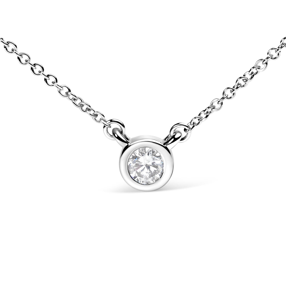 Collar con colgante solitario moderno de oro blanco de 10K con diamante de talla brillante redondo de 1/2 quilate engastado en bisel de 16"-18" (Color H-I, Claridad SI2-I1)