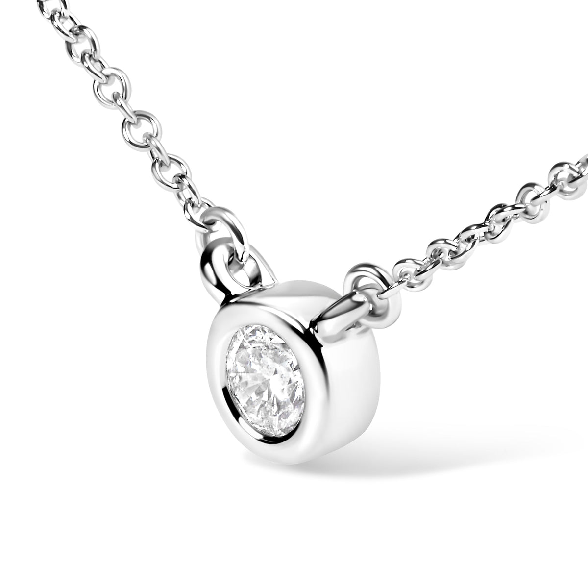 Collar con colgante solitario moderno de oro blanco de 10K con diamante de talla brillante redondo de 1/2 quilate engastado en bisel de 16"-18" (Color H-I, Claridad SI2-I1)