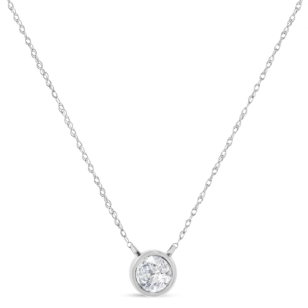 Collar con colgante de oro blanco de 10K con diamante de talla redonda de 1/3 Cttw engarzado tipo bisel de 18" (color J-K, claridad I1-I2)
