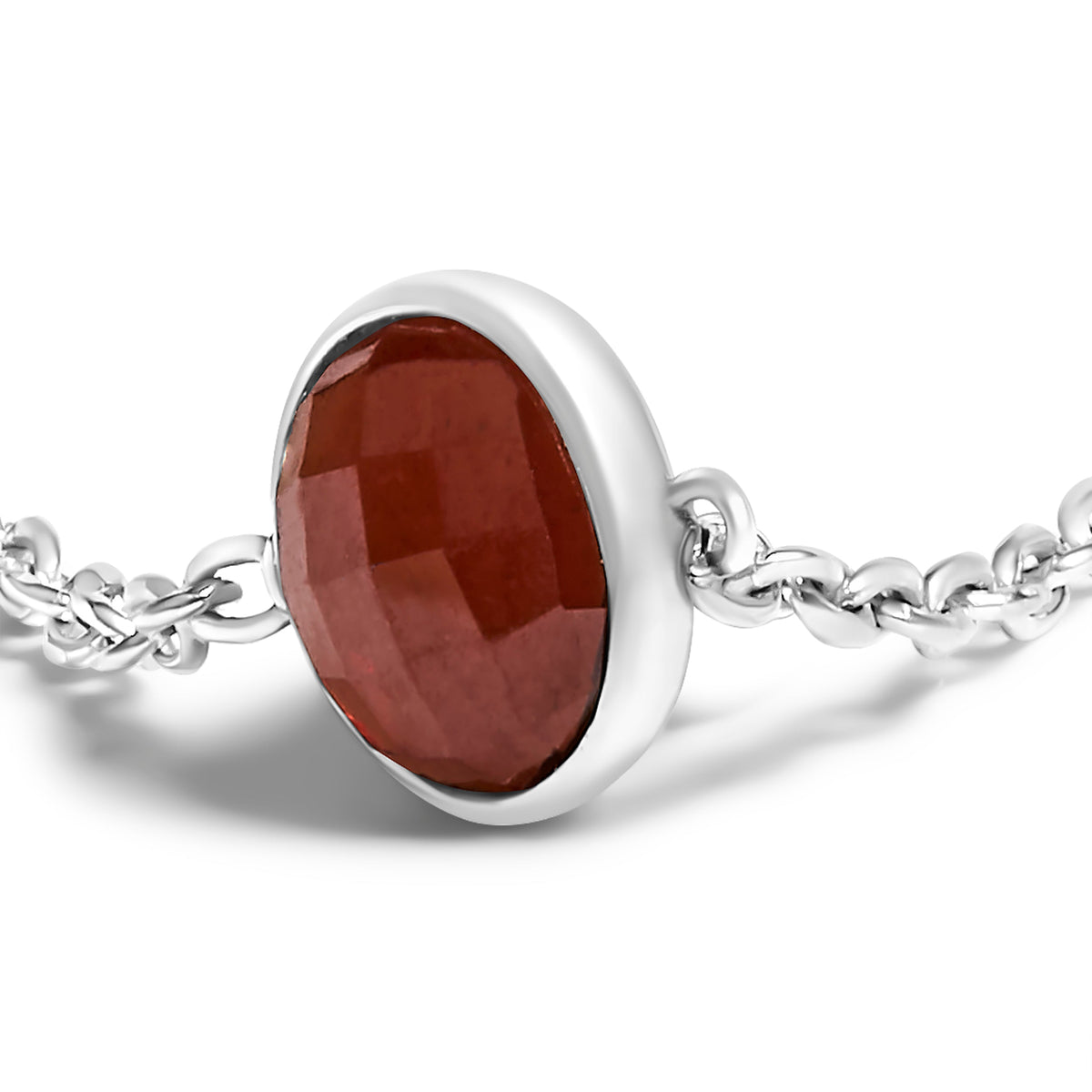 Pulsera ajustable tipo bolo de plata de ley .925 con 5 estaciones y granates rojos engastados