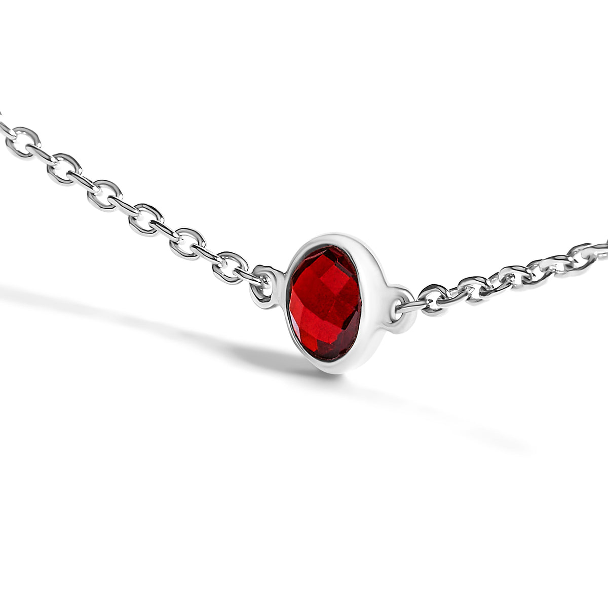 Pulsera ajustable tipo bolo de plata de ley .925 con 5 estaciones y granates rojos engastados