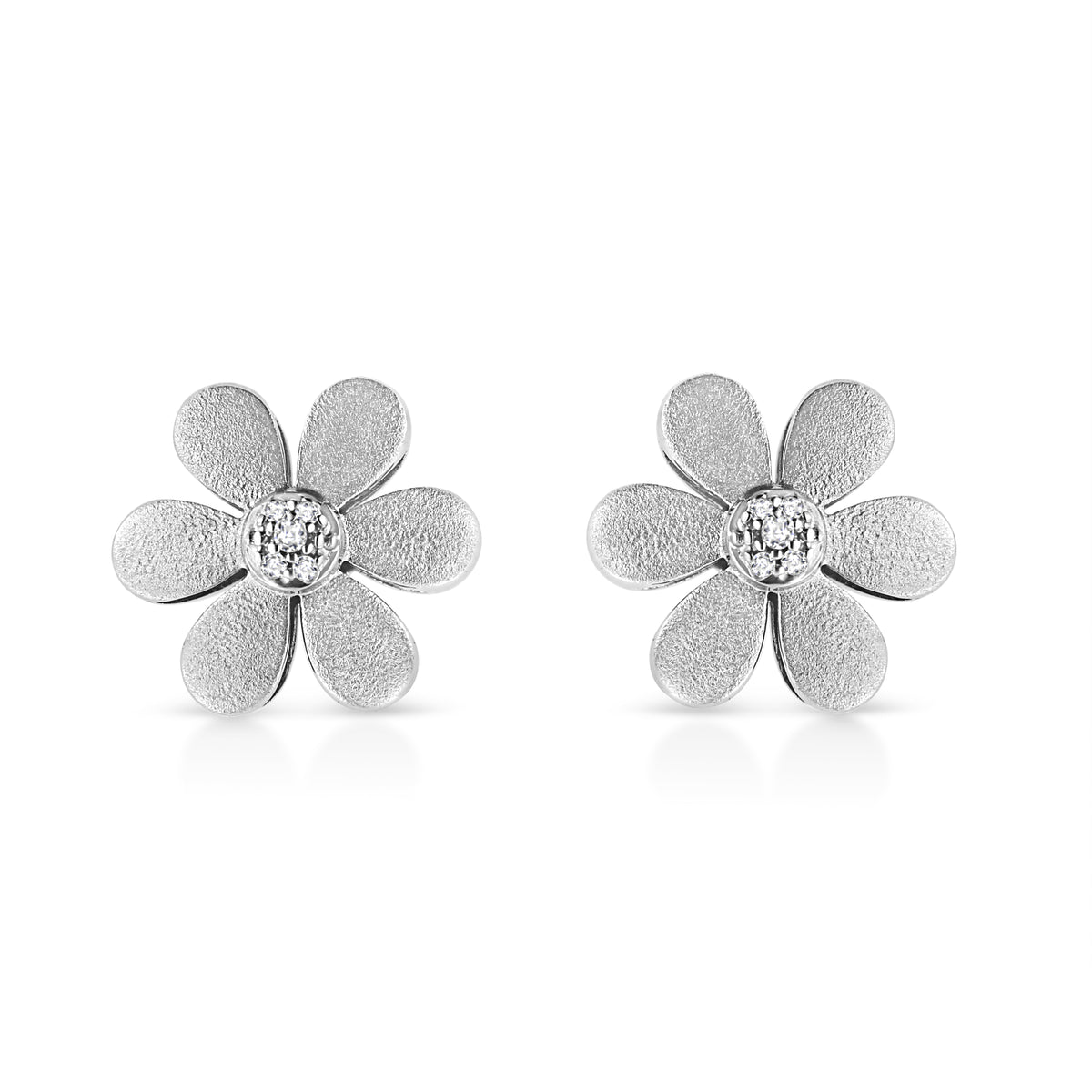 Arete tipo argolla con forma de flor y acento de diamante en plata de ley .925 con acabado mate (color I-J, claridad I1-I2)