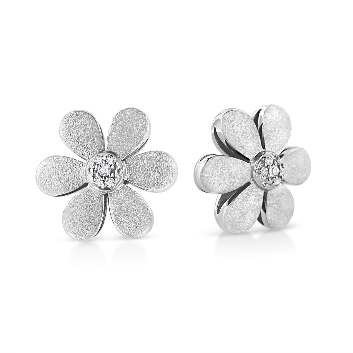 Arete tipo argolla con forma de flor y acento de diamante en plata de ley .925 con acabado mate (color I-J, claridad I1-I2)