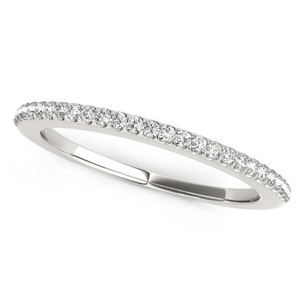 Anillo de boda de diamantes de oro blanco de 14k con engaste escalonado pavé (1/8 quilates en total)