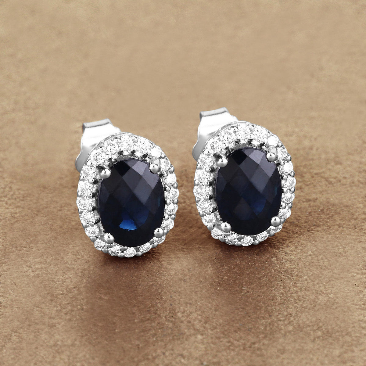 Pendientes de oro blanco de 14 quilates con zafiro azul auténtico de 2,16 quilates y diamantes blancos