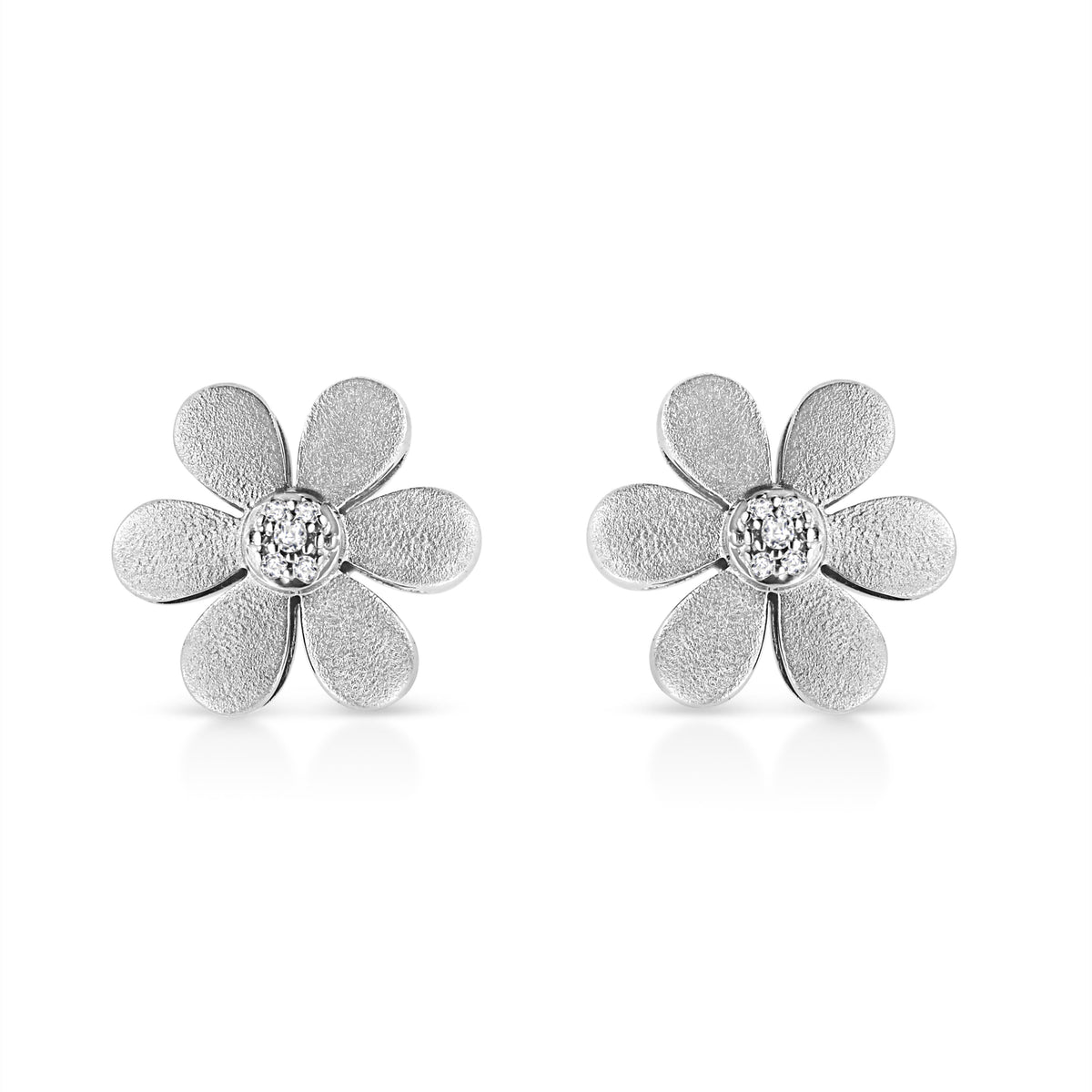 Arete tipo argolla con forma de flor y acento de diamante en plata de ley .925 con acabado mate (color I-J, claridad I1-I2)