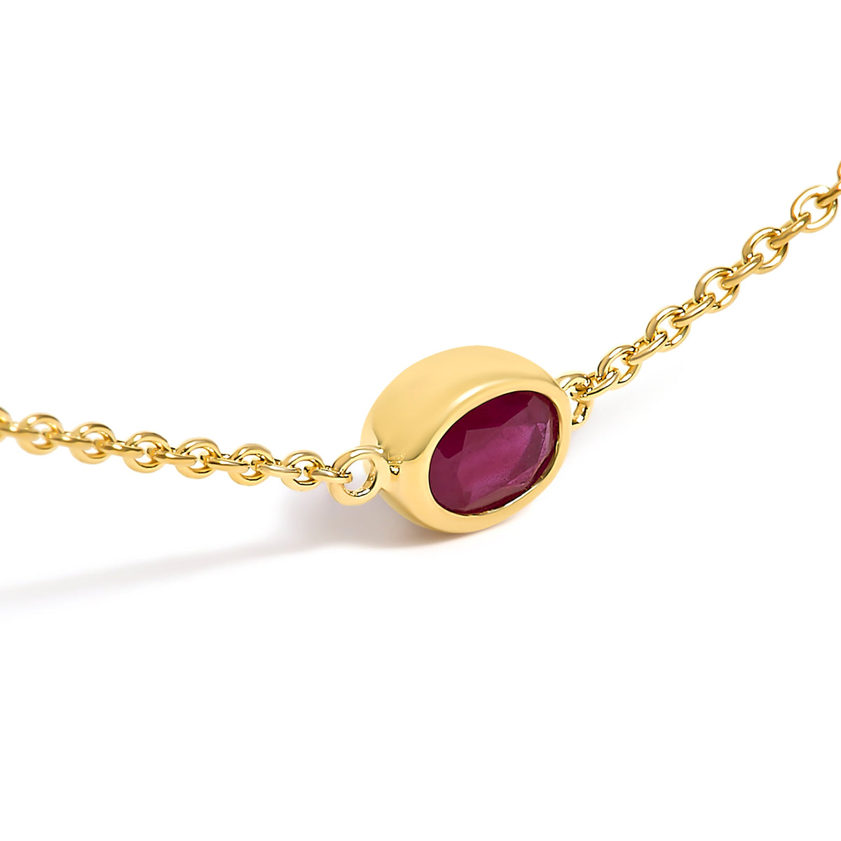Collar de estación de rubí rojo ovalado de 4x3 mm engastado en bisel de oro amarillo de 14K - 18 pulgadas