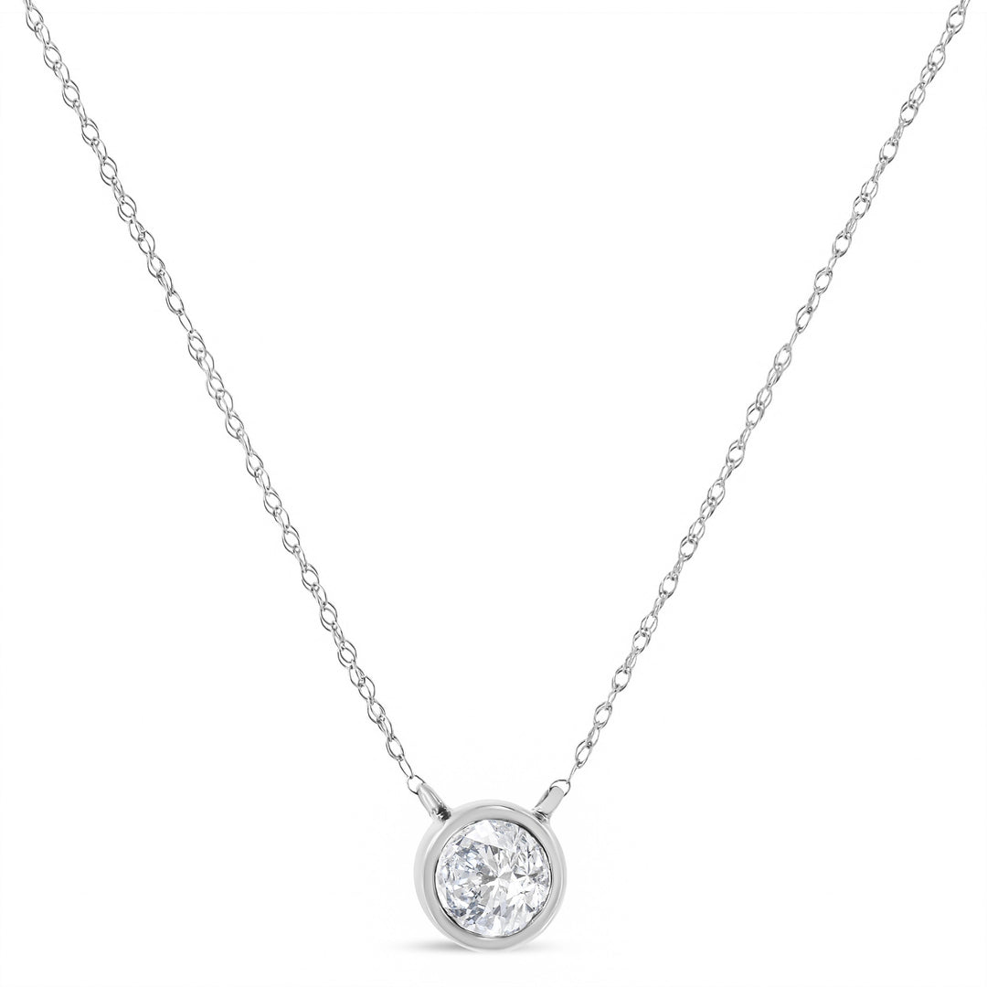 Collar con colgante de oro blanco de 10K con diamante de talla redonda de 1/3 Cttw engarzado tipo bisel de 18" (color J-K, claridad I1-I2)