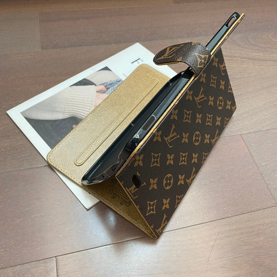 Photo of {{ product.title | truncate: 80, '' | escape }}