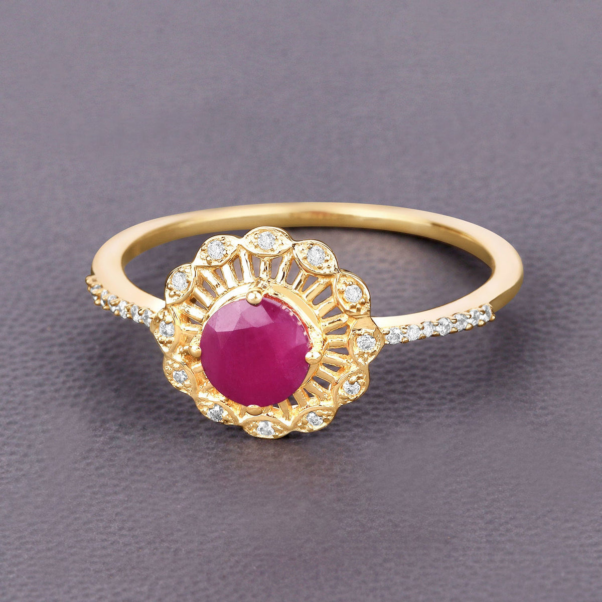 Anillo de oro amarillo de 14K con rubí genuino de 0,68 quilates y diamantes blancos