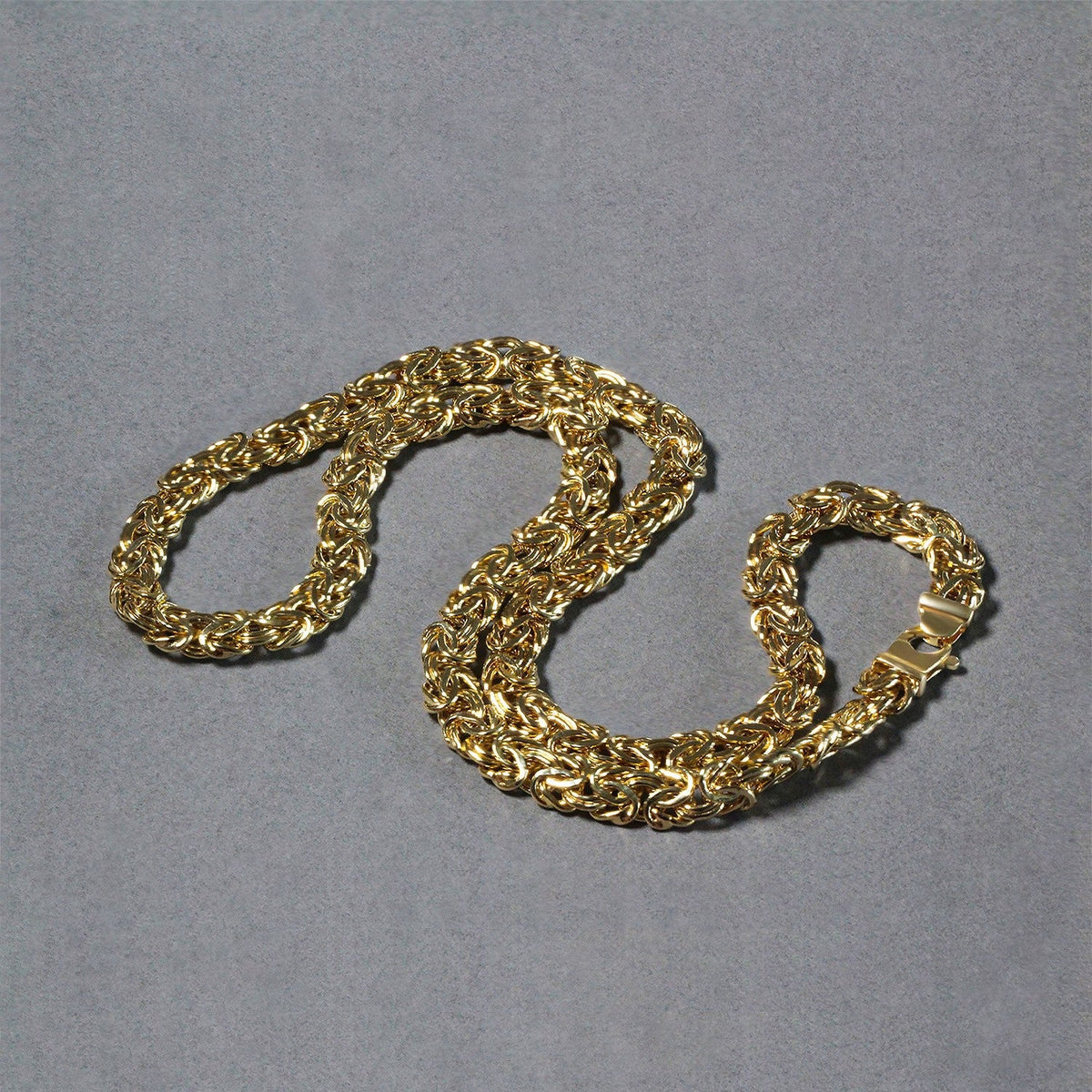 Gargantilla de cadena de oro amarillo de 14k con motivo bizantino