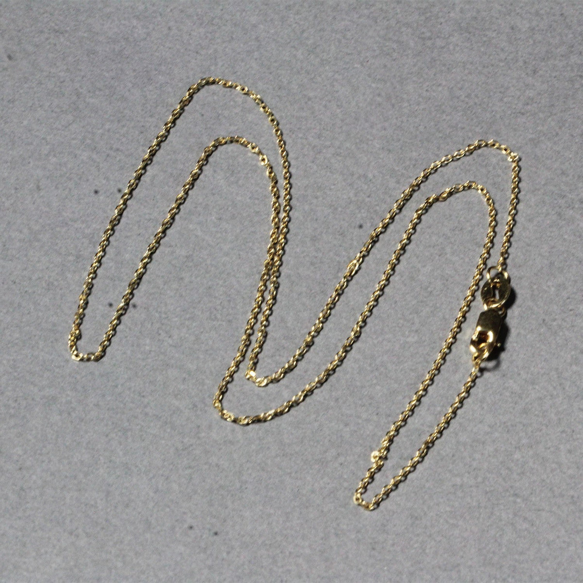 Cadena de eslabones tipo cable con corte de diamante de oro amarillo de 18k (0.80 mm)