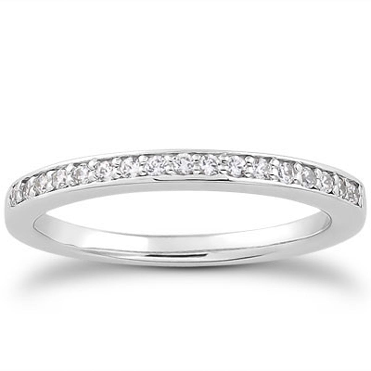 Anillo de boda de oro blanco de 14 quilates con pavé de microdiamantes y lados planos