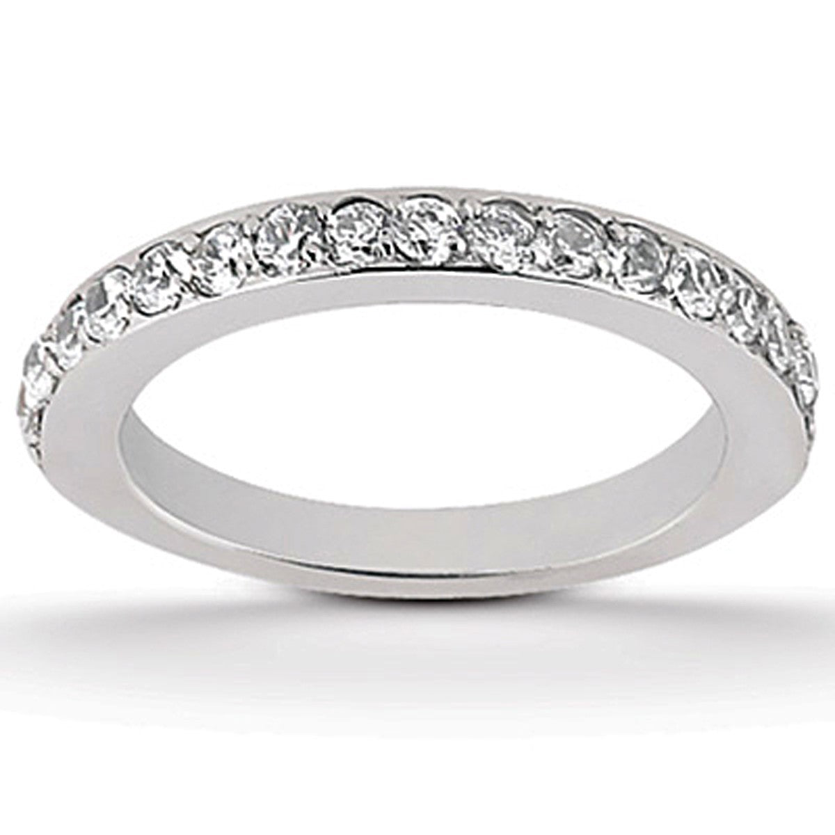 Anillo de boda tipo alianza de oro blanco de 14k con pavé de diamantes, media vuelta