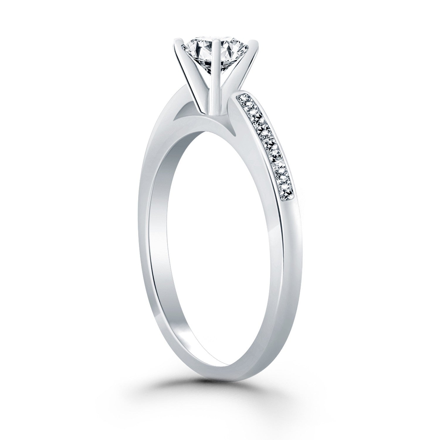Anillo de compromiso tipo catedral con diamantes y engaste de canal de oro blanco de 14k