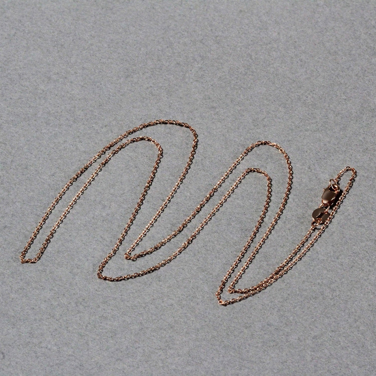 Cadena de eslabones de cable con corte de diamante en oro rosa de 14k (0,8 mm)