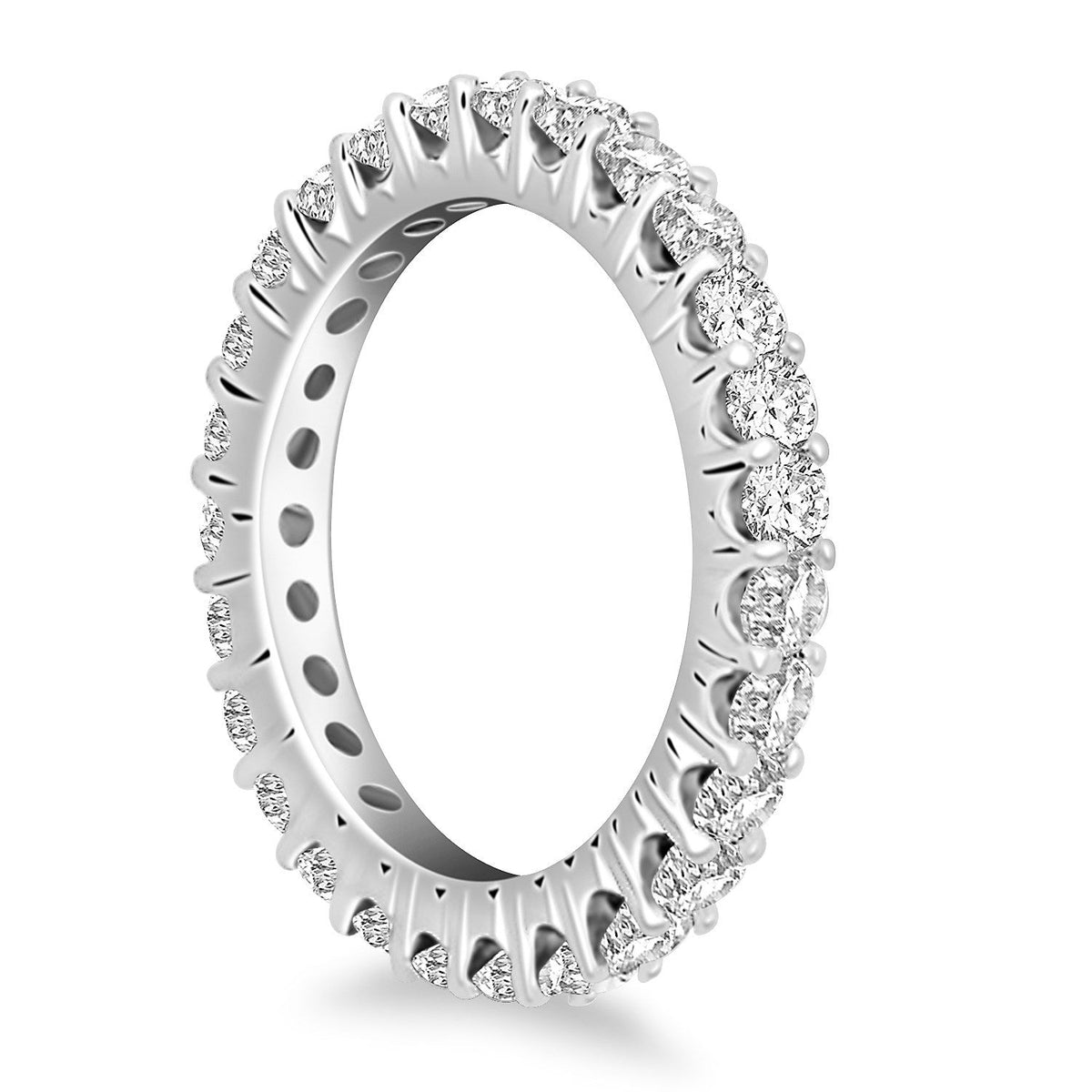 Anillo de eternidad de oro blanco de 14k con diamantes redondos y montadura de garra común