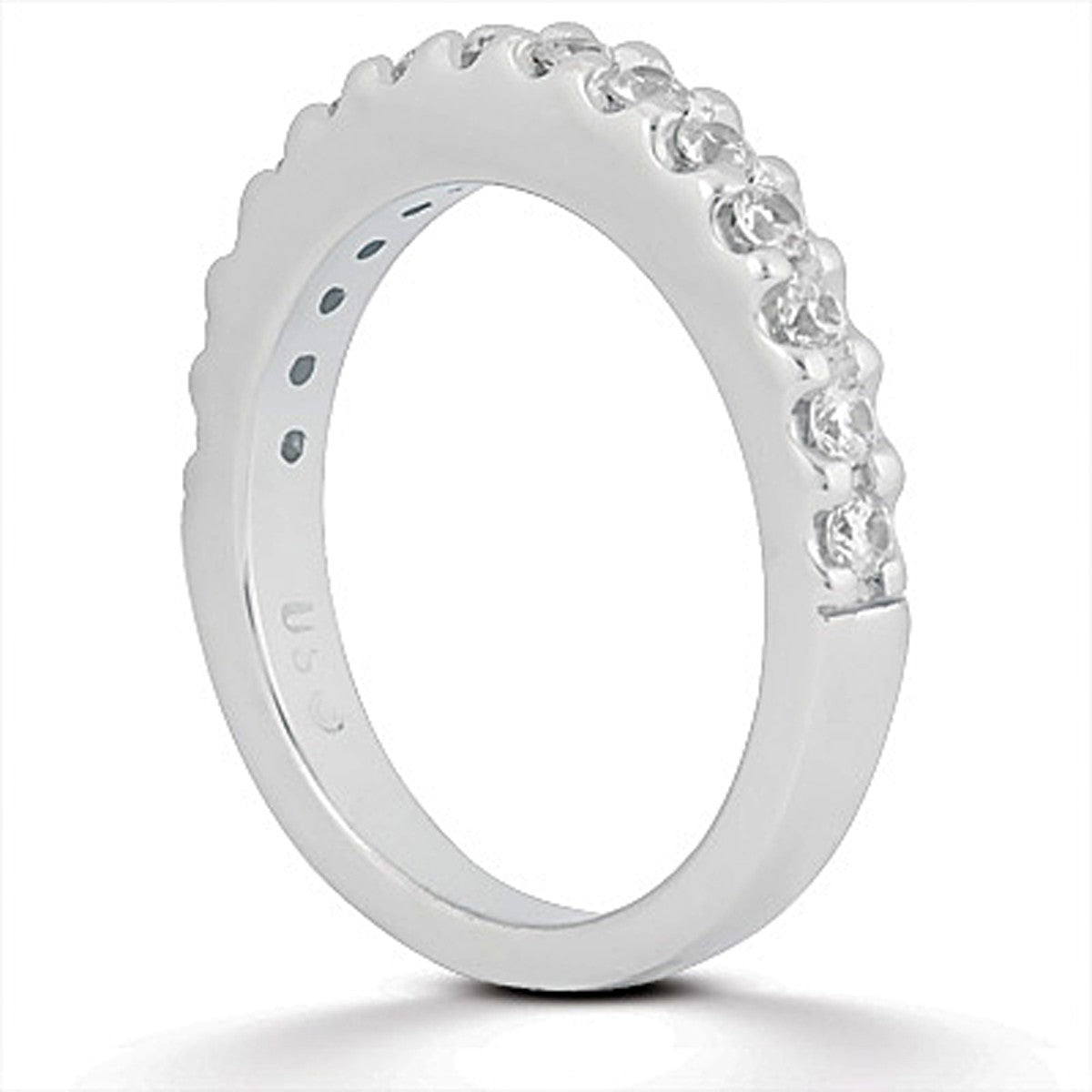 Anillo de boda de oro blanco de 14 quilates con diamantes de engaste compartido