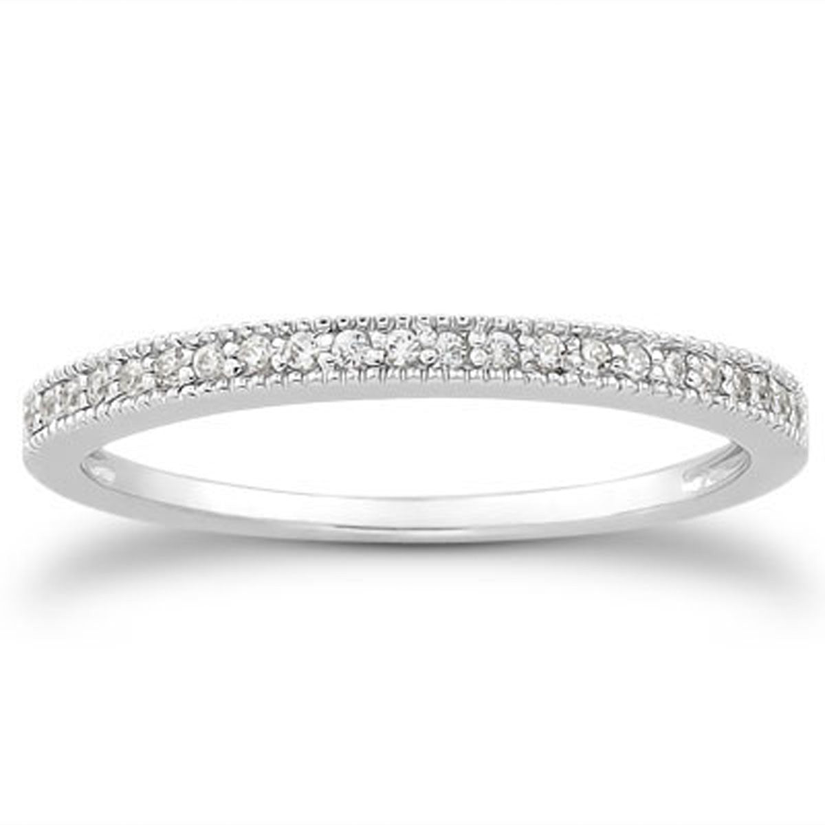 Anillo de boda de oro blanco de 14k con micro pavé de diamantes y engaste milgrain