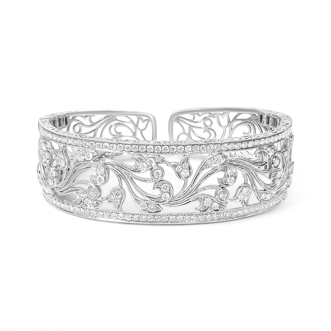Pulsera brazalete de oro blanco de 18 quilates con diseño floral calado de filigrana y pavé de diamantes de 3 1/4 Cttw (color H-I, claridad VS2-SI1)
