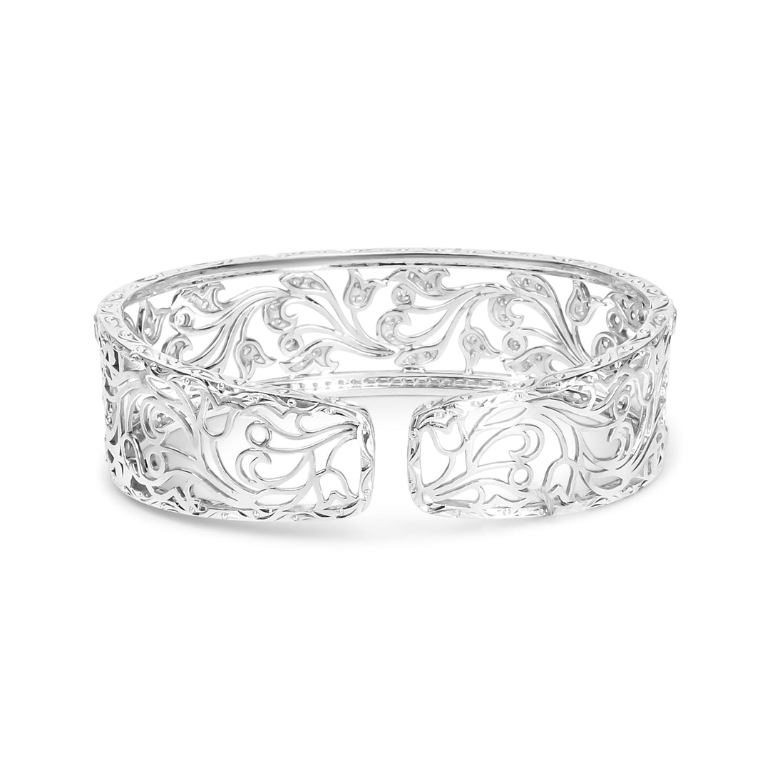 Pulsera brazalete de oro blanco de 18 quilates con diseño floral calado de filigrana y pavé de diamantes de 3 1/4 Cttw (color H-I, claridad VS2-SI1)