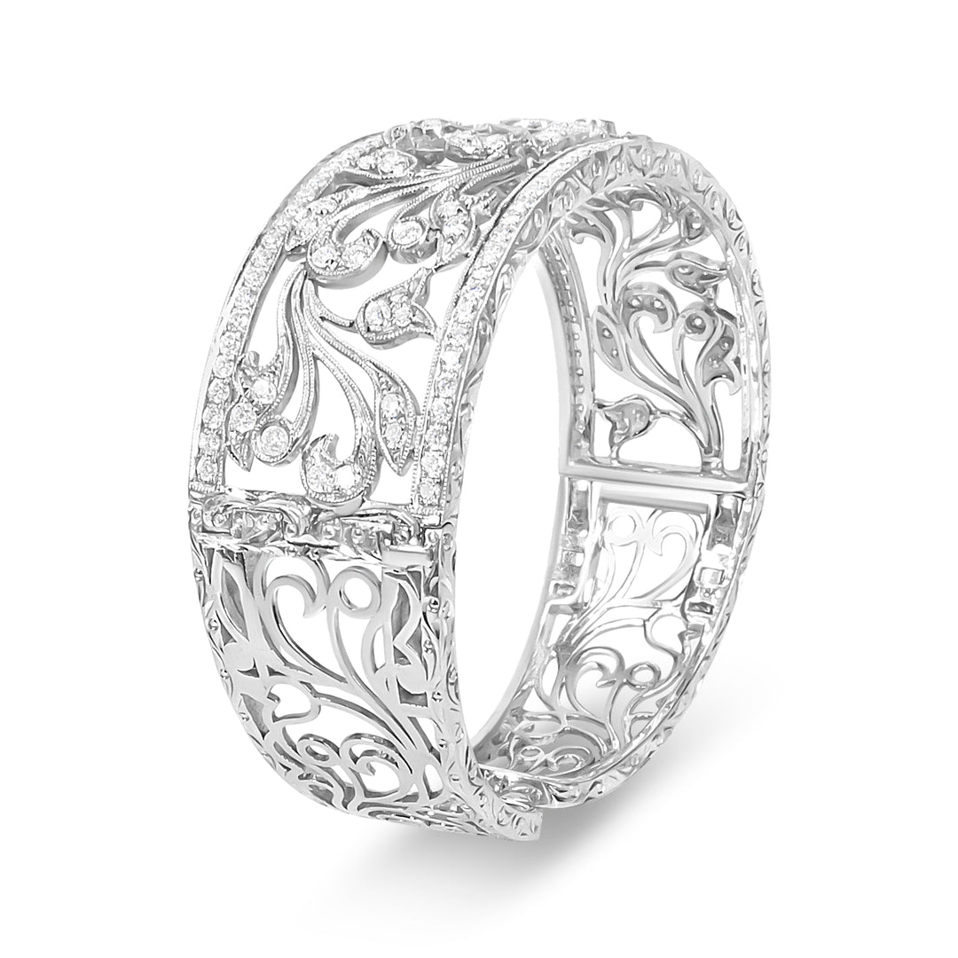 Pulsera brazalete de oro blanco de 18 quilates con diseño floral calado de filigrana y pavé de diamantes de 3 1/4 Cttw (color H-I, claridad VS2-SI1)