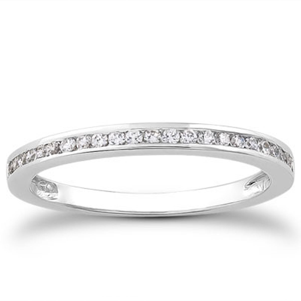 Alianza de boda delgada de oro blanco de 14k con diamantes en engaste de canal en la mitad del contorno