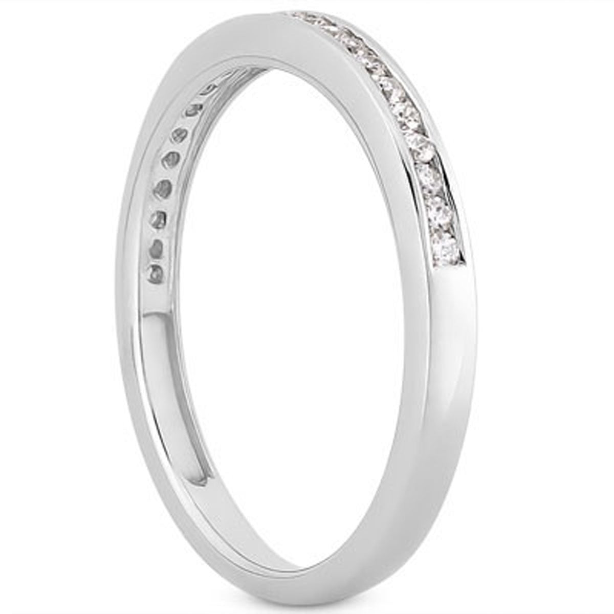 Alianza de boda delgada de oro blanco de 14k con diamantes en engaste de canal en la mitad del contorno