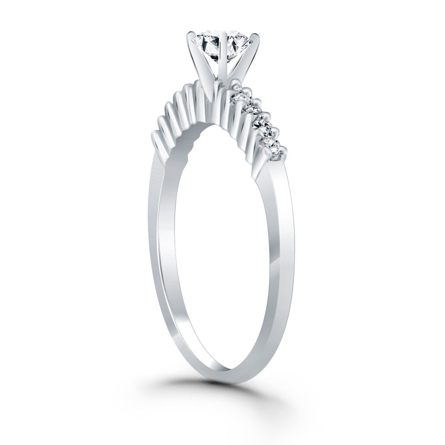 Anillo de compromiso de oro blanco de 14k con diamantes de acento de garra compartida