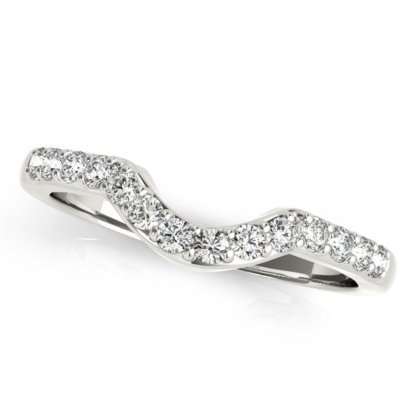 Alianza de boda curva de oro blanco de 14k con diamantes engastados en pavé (1/4 quilates en total)