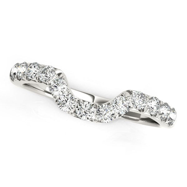 Anillo de boda de oro blanco de 14 quilates con diseño curvo y diamantes pavé (1/6 quilates en total)