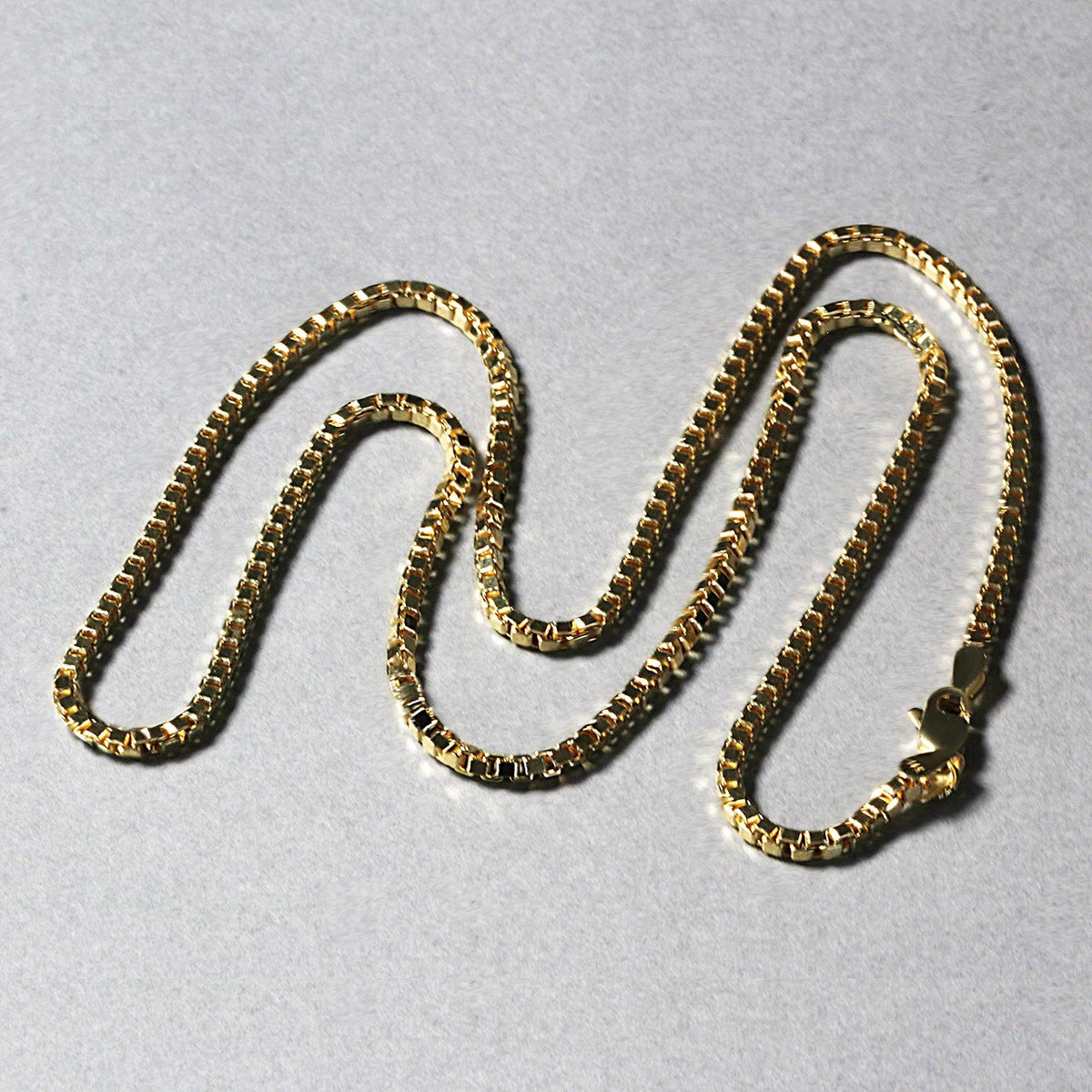 Cadena estilo Box semimaciza de oro amarillo de 14k y 2.0mm