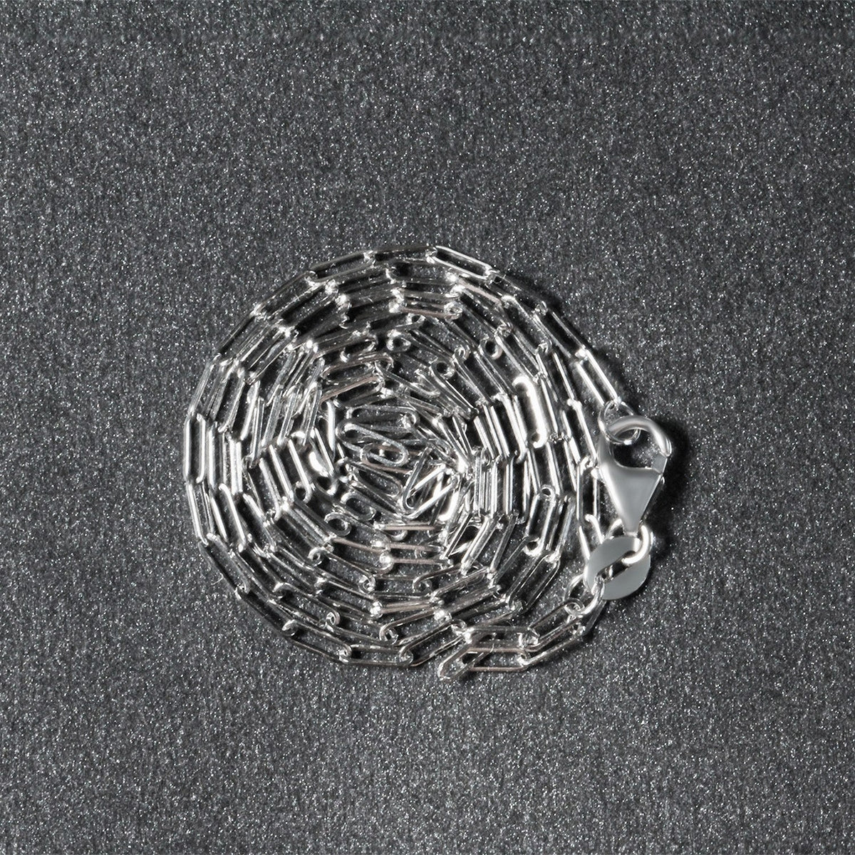 Cadena fina de oro blanco de 14K con diseño de clip (1.5mm)