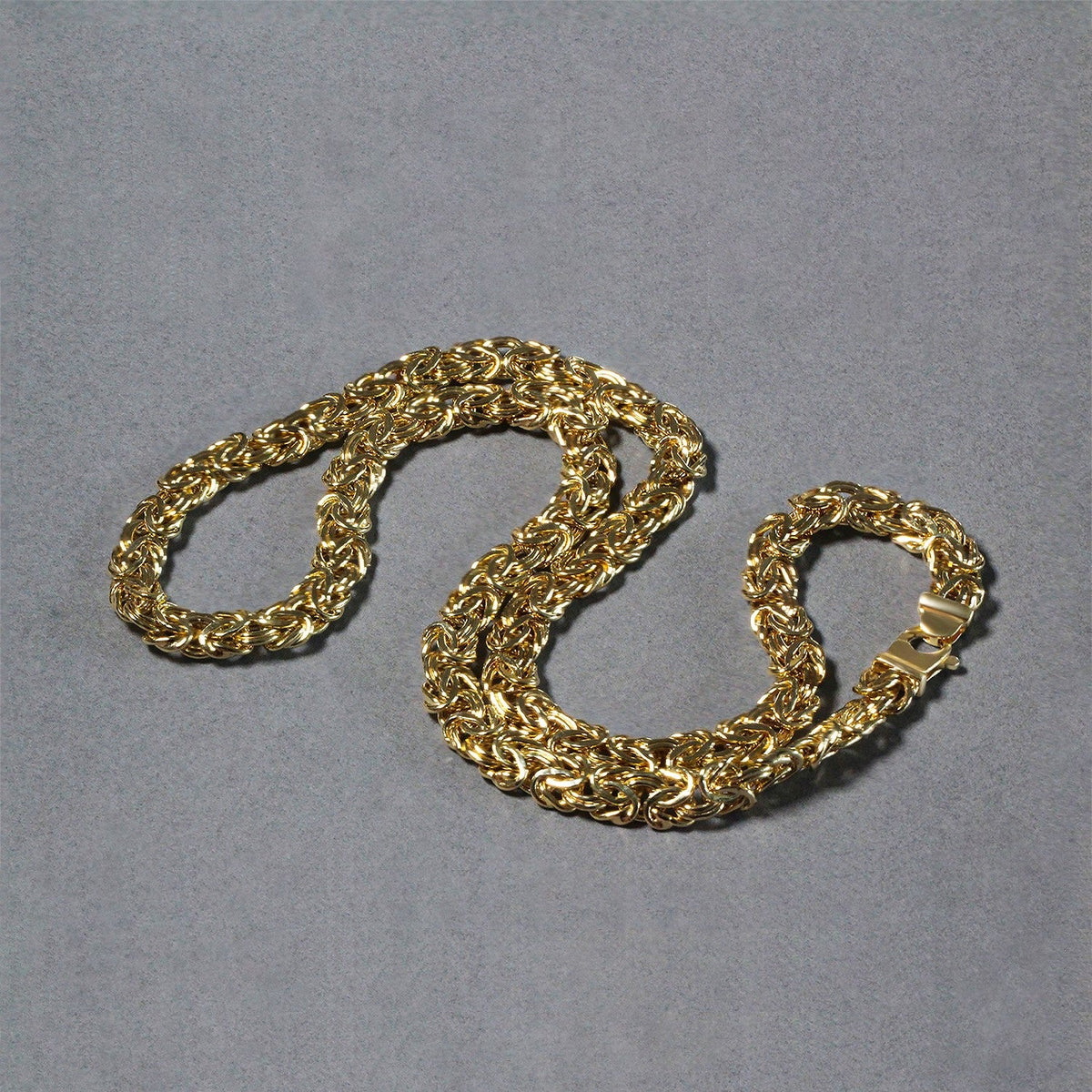 Gargantilla de cadena de oro amarillo de 14k con motivo bizantino