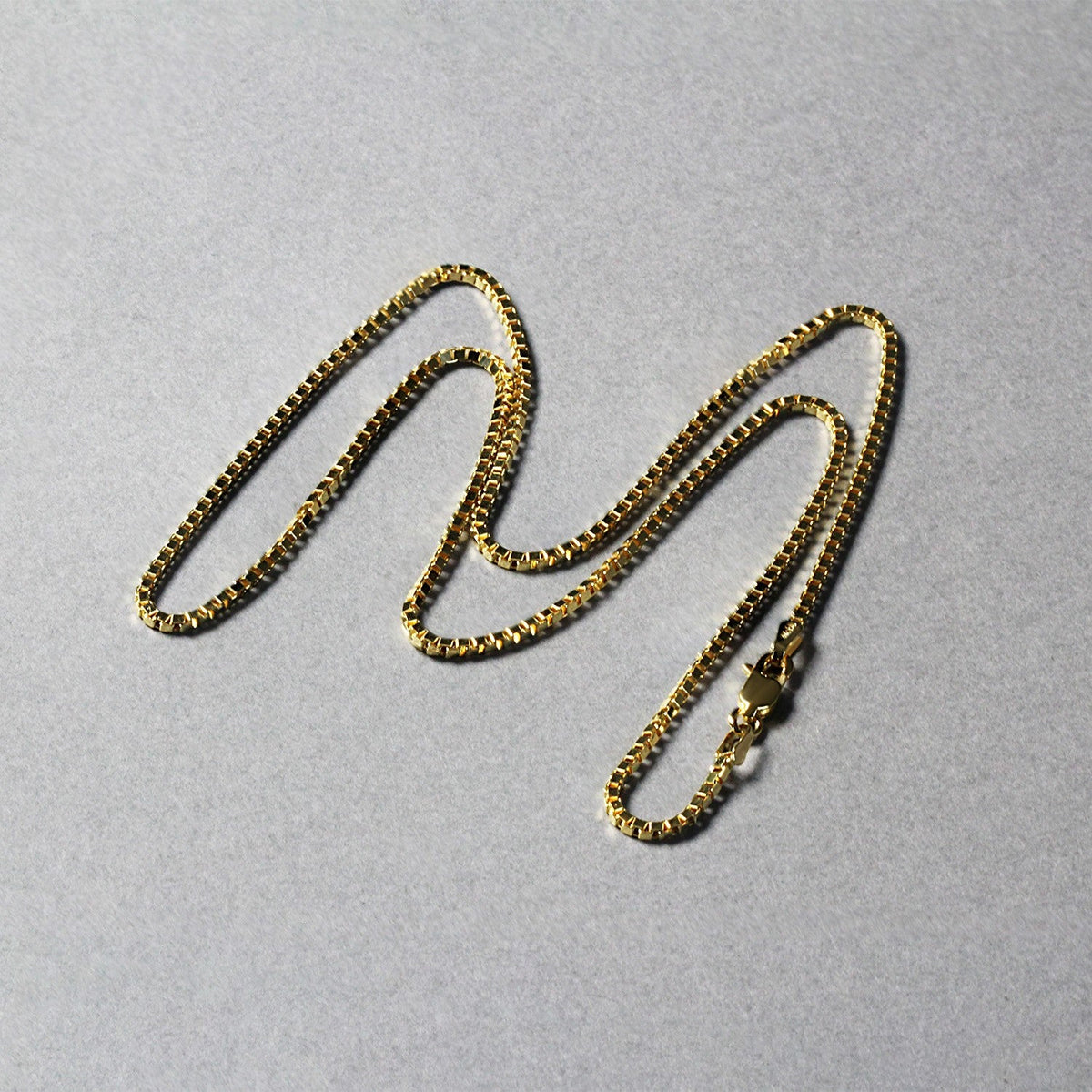Cadena clásica de caja de oro amarillo de 18k (1.40 mm)