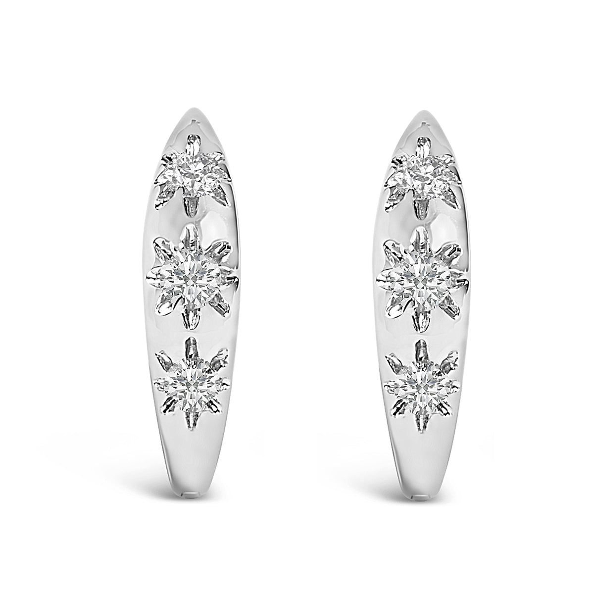 Pendientes de aro tipo Huggie de oro blanco de 10K con tres diamantes cultivados en laboratorio de 1/5 Cttw