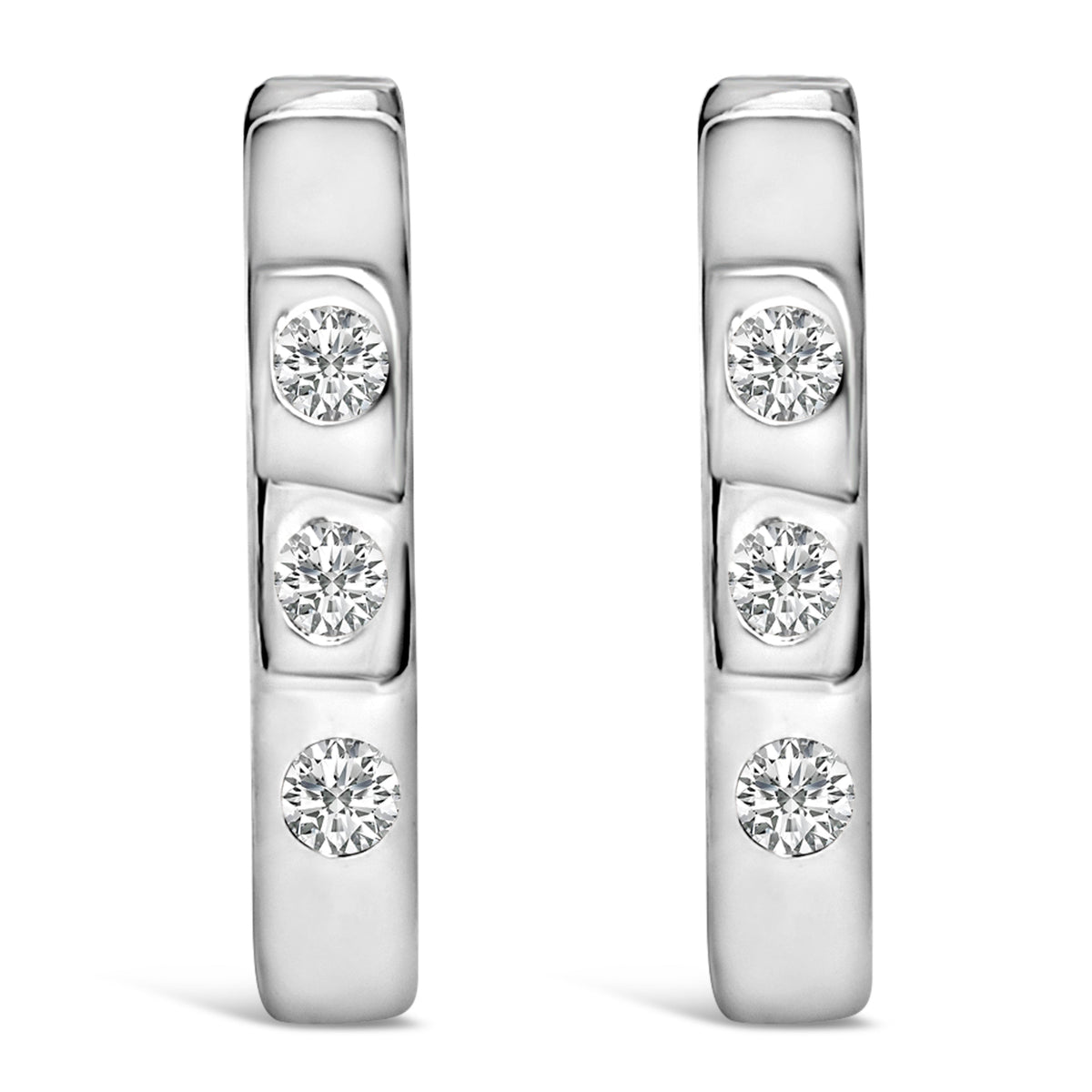 Pendientes de aro tipo Huggies Ovalados de Oro Blanco de 10K con Tres Piedras de Diamante Creado en Laboratorio de 1/10 Cttw