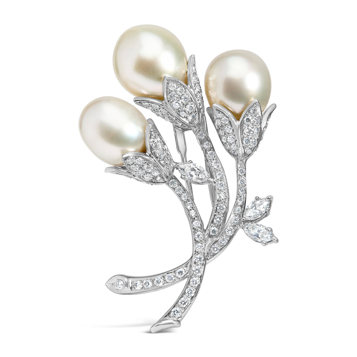 Broche con diseño floral de diamantes y perlas de los Mares del Sur, oro blanco de 18K y 2 1/5 Cttw (color G-H, claridad VS1-VS2)