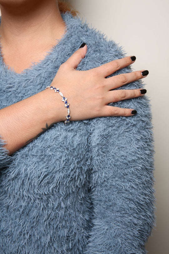 Photo of {{ product.title | truncate: 80, '' | escape }}