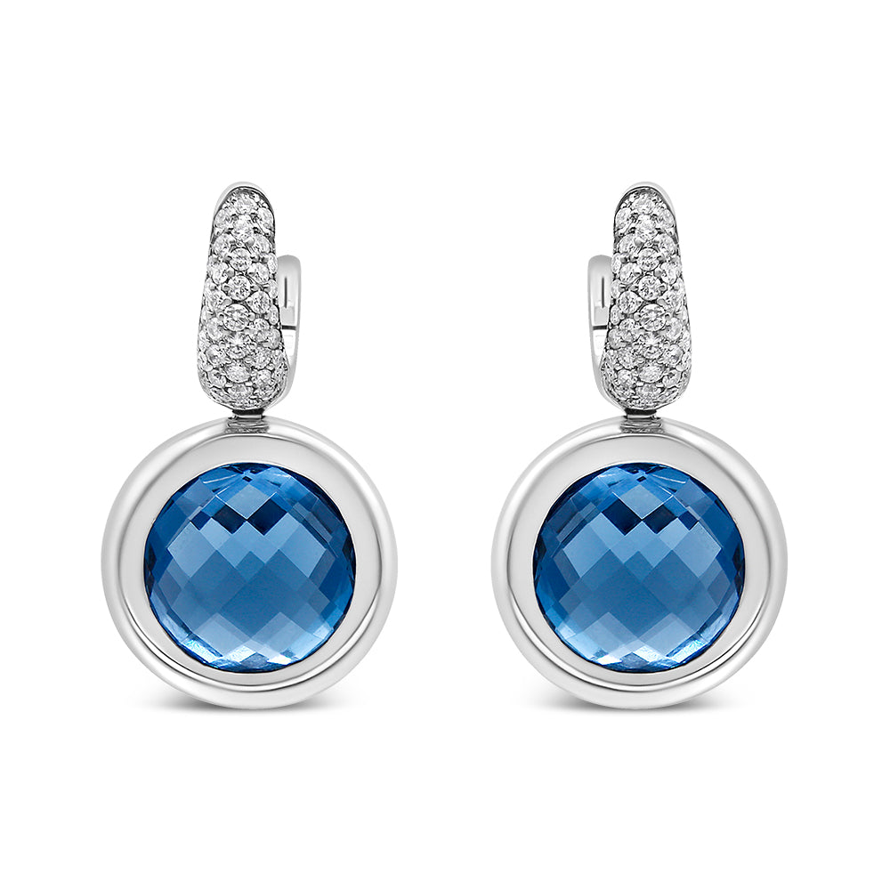 Pendientes colgantes de oro blanco de 18K con topacio azul de 11 mm engastado en bisel y diamantes de 1/2 quilate engastados en invisible (color F-G, claridad VS1-VS2)