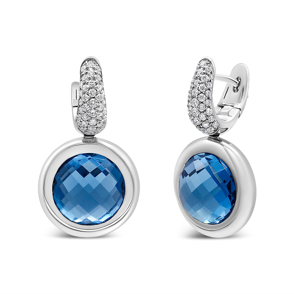 Pendientes colgantes de oro blanco de 18K con topacio azul de 11 mm engastado en bisel y diamantes de 1/2 quilate engastados en invisible (color F-G, claridad VS1-VS2)