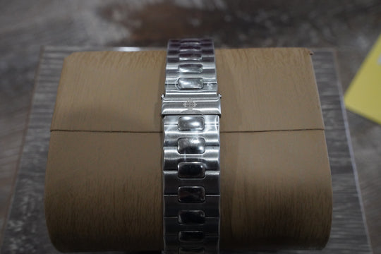 Photo of {{ product.title | truncate: 80, '' | escape }}