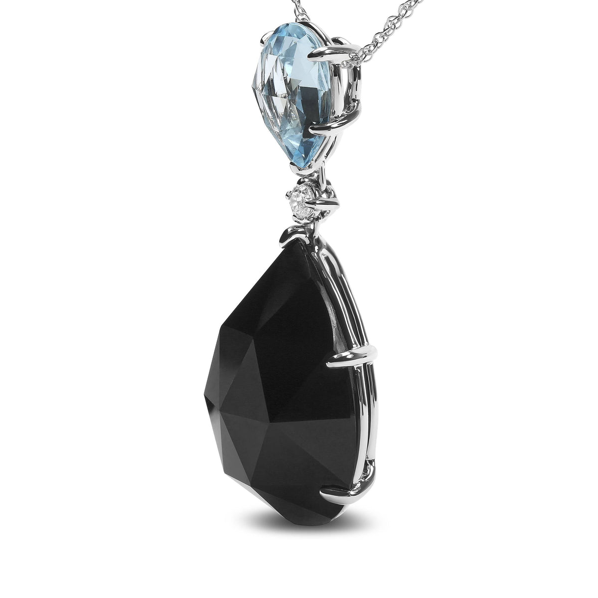 Collar con colgante de oro blanco de 18K con acentos de diamantes, topacio azul cielo talla pera y ónix negro talla pera, 45.72 cm (color G-H, claridad SI1-SI2)